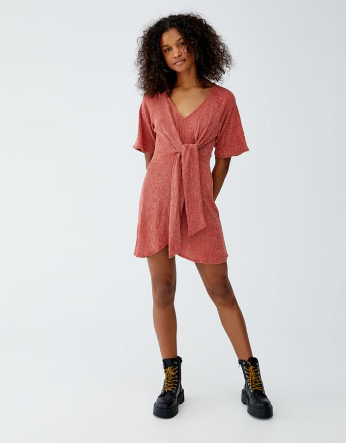 Vestido bámbula con nudo, 19,99 euros.