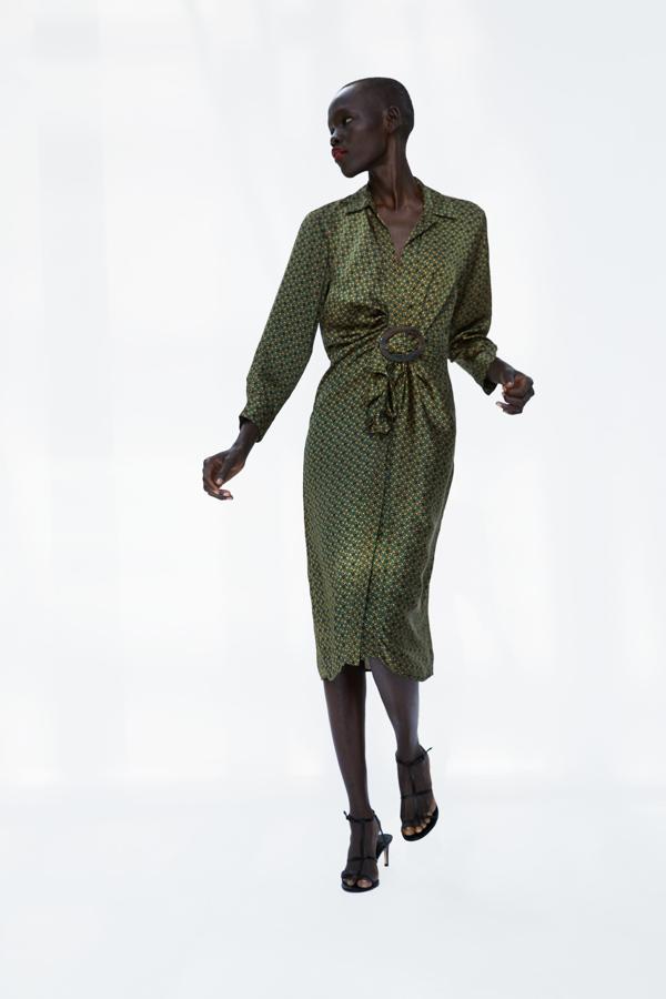 Este vestido de inspiración retro con detalle de cinturón integrado y estampado de hebillas es perfecto por sí mismo. Cuesta 49.95 euros y estate pendiente, porque está en 'coming soon' y cuando salga a la venta, no creemos que tarde mucho en agotarse...