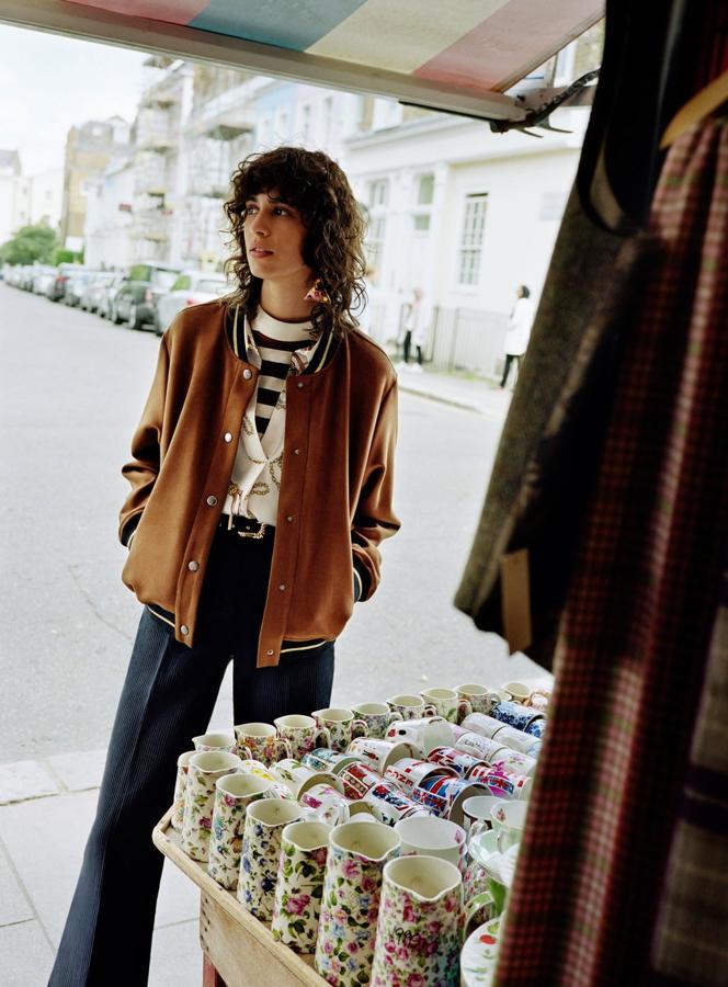 El estilo 'collage' vuelve este otoño (¿alguna vez terminó de irse?), y nos encanta cómo Zara introduce un toque sofisticado en este look con la blusa tipo pañuelo (25.95 euros) combinada con bómber de ante (39.95 euros), camiseta de rayas (9.95 euros) y pantalón vaquero setentero (39.95 euros).