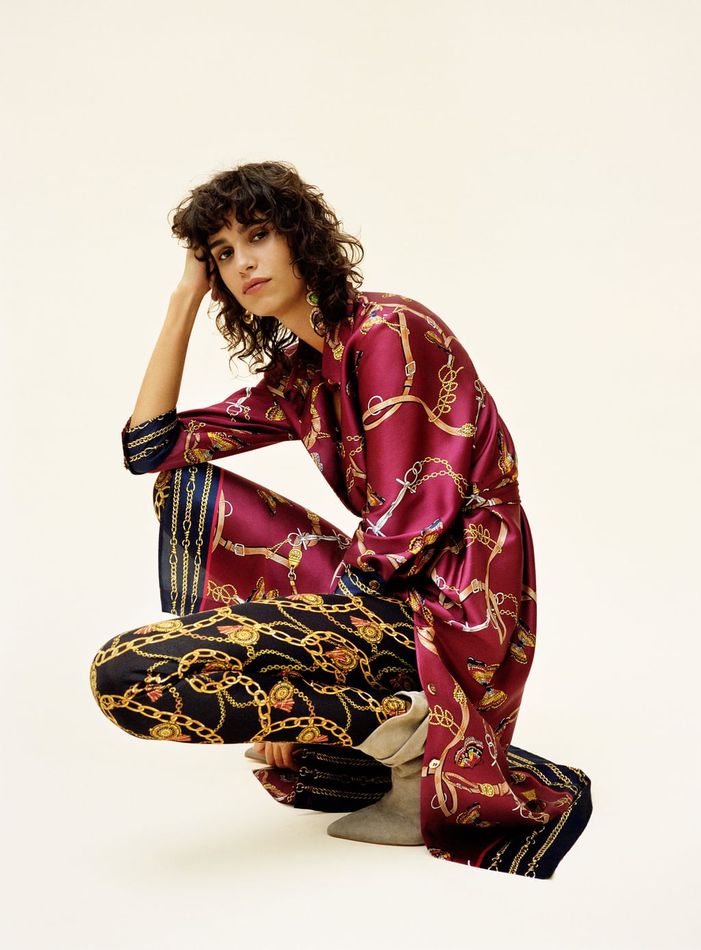 Una de las apuestas más arriesgadas es este look, no apta para principiantes en el 'scarf print', que combina vestido (39.95 euros) y leggings (17.95 euros) con estampados pañuelo radicalmente distintos. ¿Te atreverías con él?