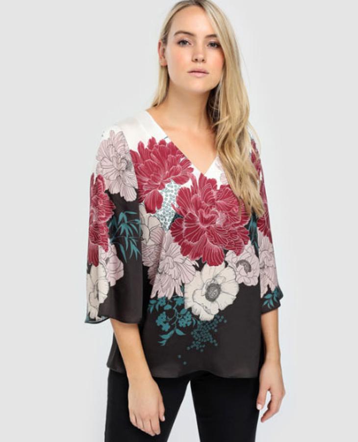 Blusa de la firma Couchel con estampado floral sobre negro, 59,99 euros.