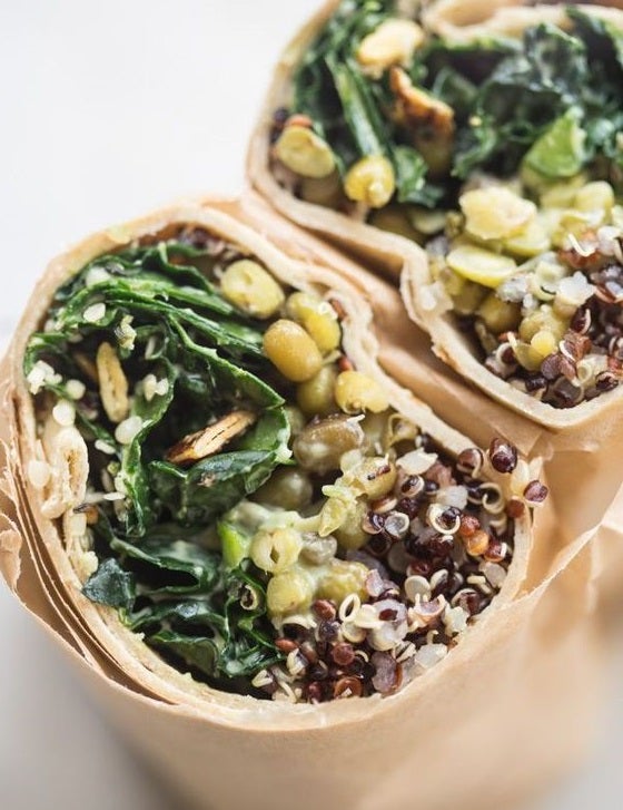 Para realizar este delicioso burrito necesitas: 6 hojas de kale cocidas, media taza de quinoa cocida y media taza de frijoles. En un pan de pita, preferentemente integral, coloca en el centro todos los ingredientes y gíralos hasta que quede un burrito o wrap. Puedes añadir a los ingredientes un chorrito de limón para darle más sabor.