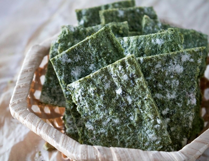 Los chicos de Eat Fashion se salieron de lo normal y crearon los crackers de kale. Para ello necesitas: 250 gr. de kale, 100 gr. de harina, 50 gr. de almendra, un huevo, 100 ml. de agua y sal. Tritura todos los ingredientes en una trituradora hasta conseguir una masa homogénea y maleable (si queda dura, añadir agua). Para terminar hornea la masa durante 25 minutos a 180ºC y déjala enfríar antes de cortarla en porciones.