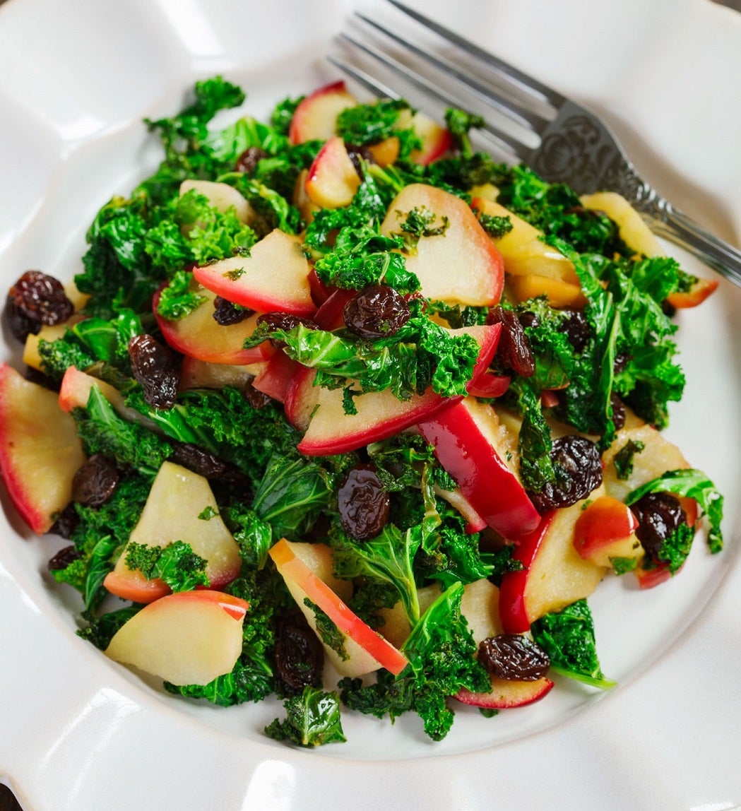 Los ingredientes que necesitamos para nuestra ensalada detox son: 4 hojas pequeñas de kale,120 g de rábanos negros, 10 rabanitos, 200 g de remolacha, 1/2 granada, 1 aguacate, semillas de sésamo, aceite de oliva virgen extra, zumo de medio limón, perejil picado, sal y pimienta. Retira las hojas exteriores más duras del kale y deséchalas. Pon los trozos en una ensaladera grande y aderézalos con aceite y zumo de limón. Lava los rábanos negros y los rabanitos y lamínalos muy finos. Corta el aguacate por la mitad, retira el hueso y la piel, y pica la pulpa en dados. Extrae los granos de la granada y mezcla todos los ingredientes en la ensaladera con el kale y salpimienta.