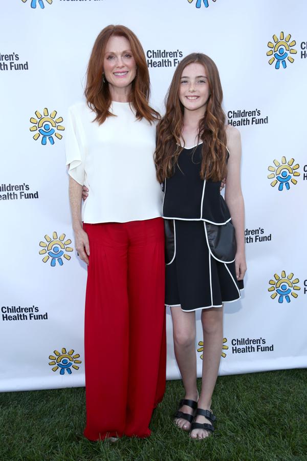 Será porque ambas tienen ese tono pelirrojo en el pelo y porque son igual de blancas. Pero la hija de Julianne Moore es como ver a la actriz en su versión más joven.
