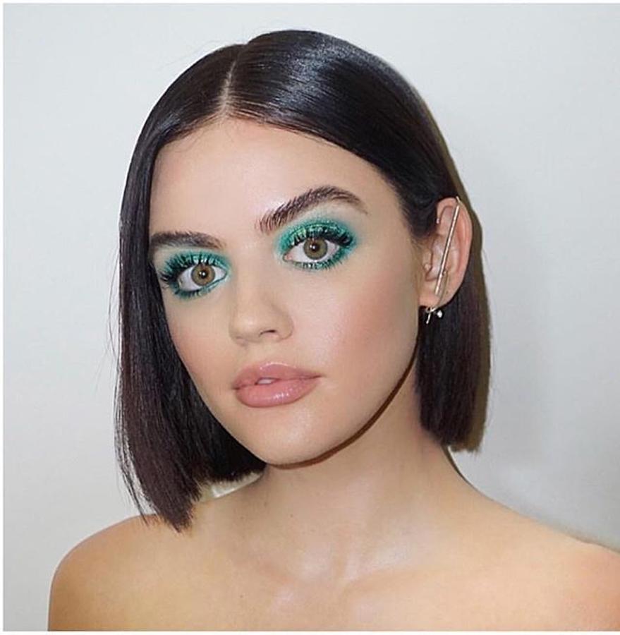 Lucy Hale, lleva el 'Glass Hair' a su máxima expresión.