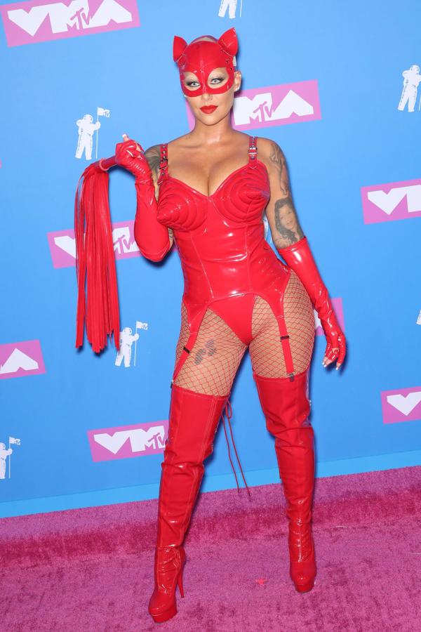Amber Rose se vistió de dominatrix con el que, sin duda, es el look más llamativo de la noche. Y en una cita como los MTV VMA eso es mucho decir...