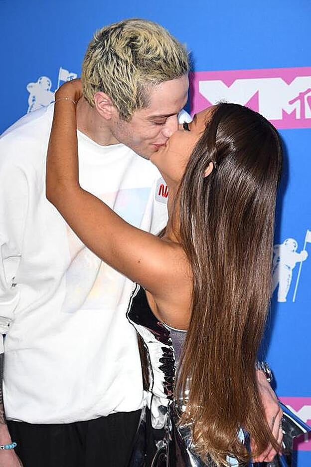 Ariana Grande y Pete Davidson se besan en el photocall