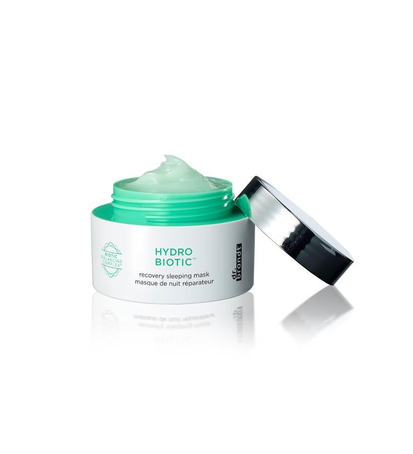 Los probióticos que contiene su fórmula trabajan durante toda la noche para restaurar la barrera natural de la piel dejándola calmada, fresca, nutrida y profundamente hidratada.  Ydro Biotic Recovery Sleeping Mask de dr. Brandt  (52 €).