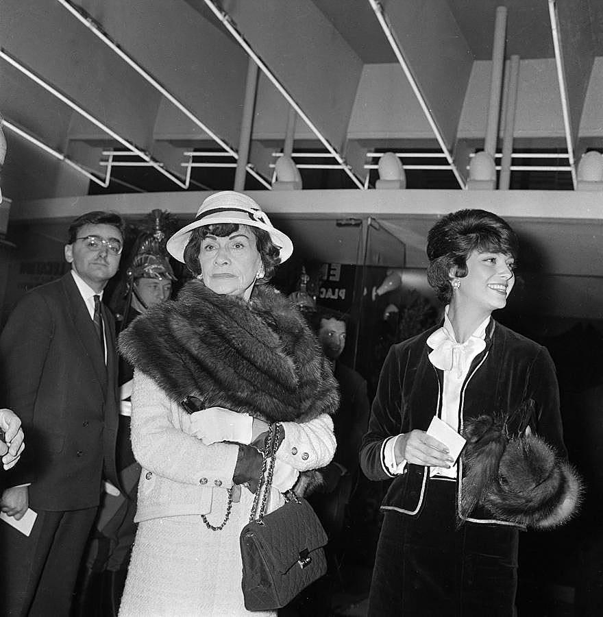 Coco Chanel ha sido una de las mayores diseñadoras de moda de la historia. Fue la primera en adaptar prendas exclusivamente de hombre para las mujeres con un estilo sencillo y cómodo. Su afán de innovación la llevó más allá para crear toda una línea de perfumes mundialmente conocida.