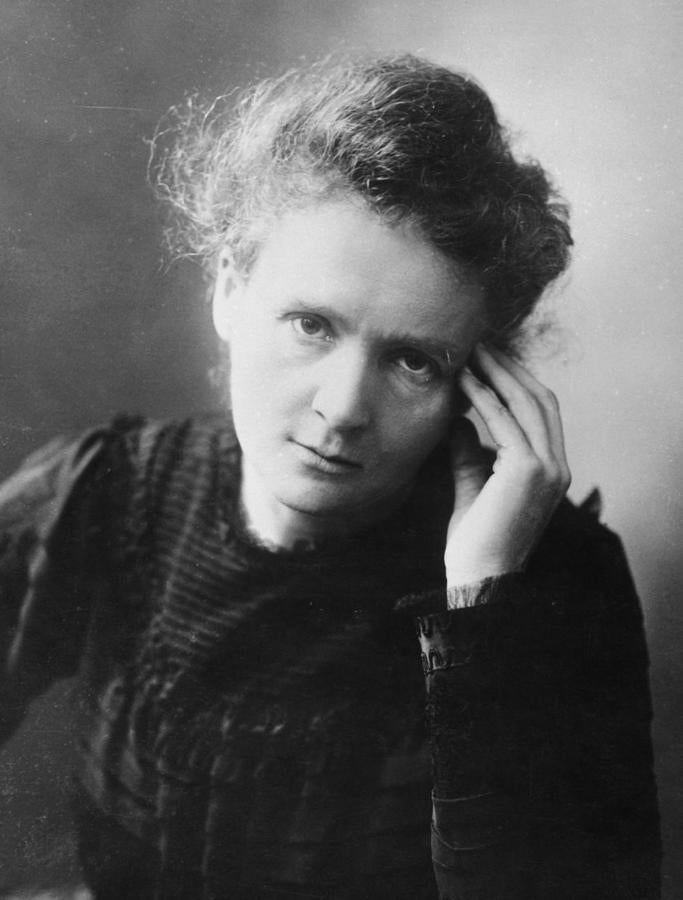 Marie Curie, fue una física, matemática y química polaca, nacionalizada francesa. Fue la primera mujer que ganó un Premio Nobel.