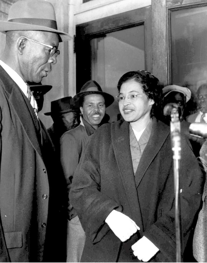 Rosa Parks fue una figura trascendental del movimiento por los derechos civiles en Estados Unidos. Reconocida por no haberle dejado su asiento a un hombre blanco en un autobús provocó una serie de protestas a favor de los derechos civiles de los afroamericanos en Estados Unidos.