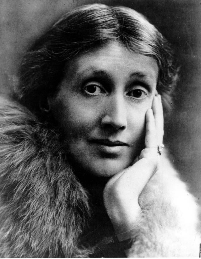 Virginia Woolf fue una escritora británica que destacó por sus novelas y ensayos. Se convirtió en uno de los máximos símbolos del feminismo y modernismo literario del siglo XX.