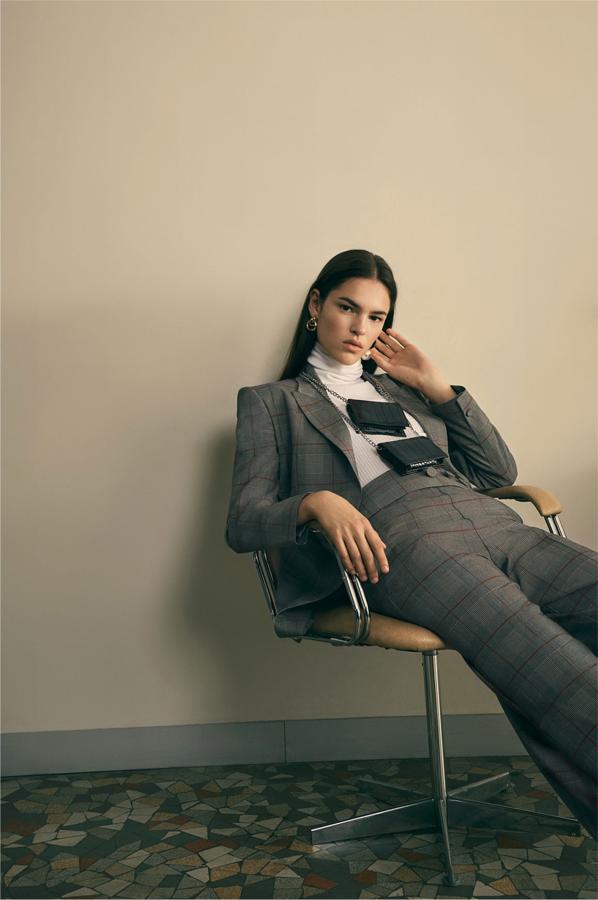 El traje de inspiración masculina, el estampado de cuadros y ese jersey con cuello 'perkins' que te servirá para todo dan forma a este look 'working girl' de Zara que parece sacado de una película de los '70.  ¿Qué nos queremos comprar?  El traje, por supuesto... La chaqueta cuesta 39.95 euros, y el pantalón, 25.95 euros.