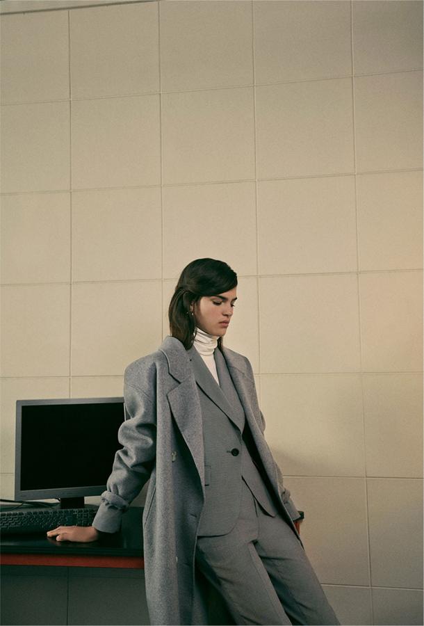 El estilismo que propone Zara nos encanta, pero... ¿y si 'robas' este look en tonos grises del armario de tu chico? ¡En serio! Quedará genial si lo ajustas a tu silueta con un cunturón o un pañuelo vintage y lo combinas con taconazo para darle un toque más femenino.