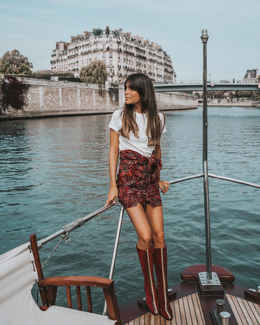 Belén Hostalet: justo equilibrio. Las botas de Tommy Hilfiger y la minifalda de flores con cintura alta poseen suficiente presencia como para no complicar más el look.