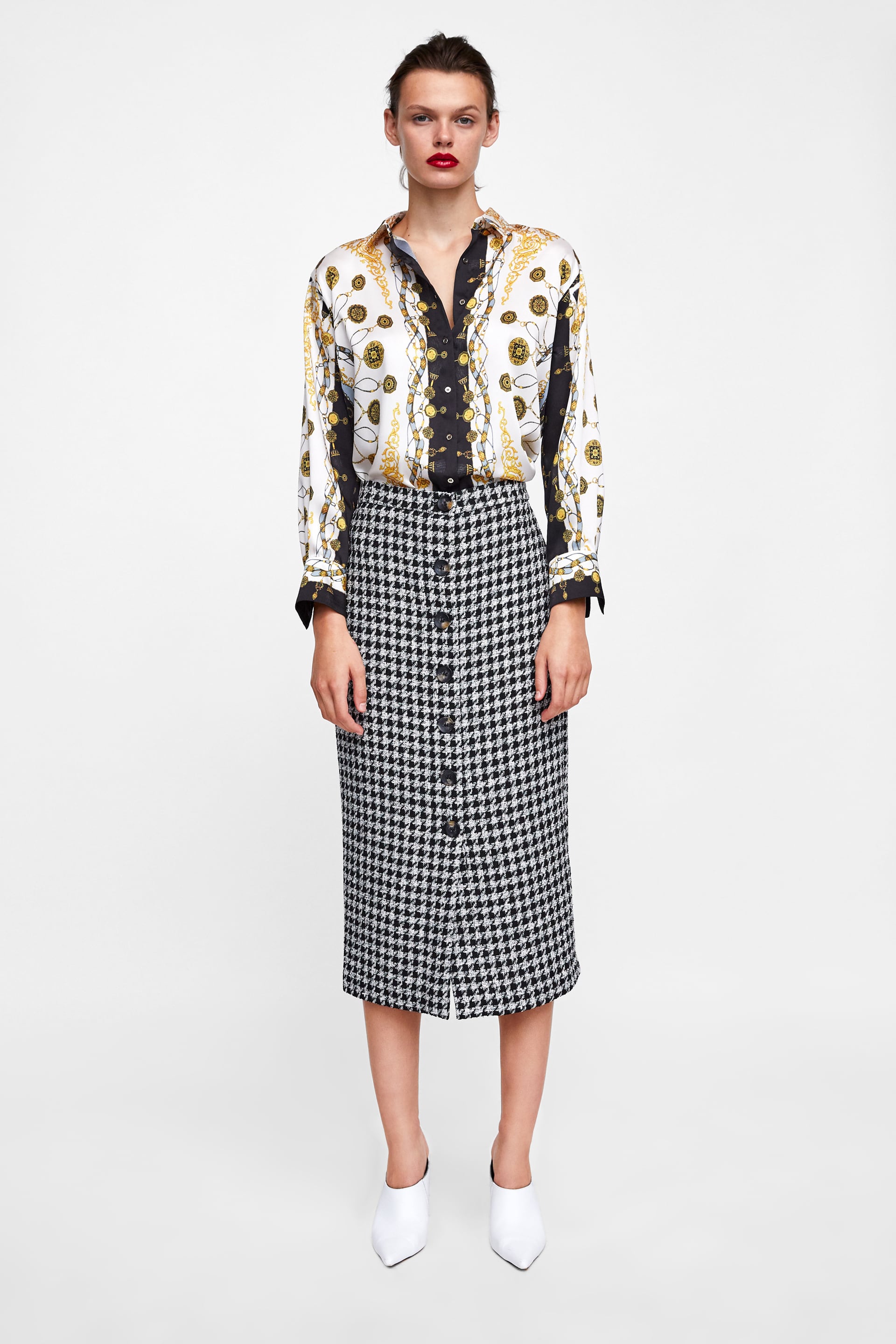 Falda lápiz de cuadros. Esta, de Zara, es de pata de gallo. Perfecta para contrastar con cualquier otra tendencia de la temporada.