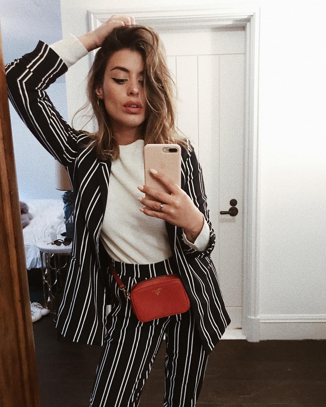 Aída Domenech: enfocando las rayas. Dulceida pone en práctica el truco de apostarlo todo a la carta del traje gracias a una camiseta blanca. Conviene recordarlo, porque este otoño vestiremos traje sí o sí.