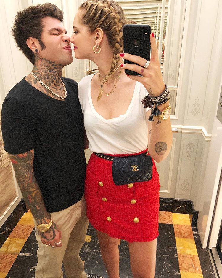 Chiara Ferragni: junto a Chanel. Para un efecto desconcertante, combinar prendas de lujo con camiseta siempre funciona. La falda de tweed y la riñonera de Chanel, inconfundibles, terminan arrastradas a un territorio inesperado.