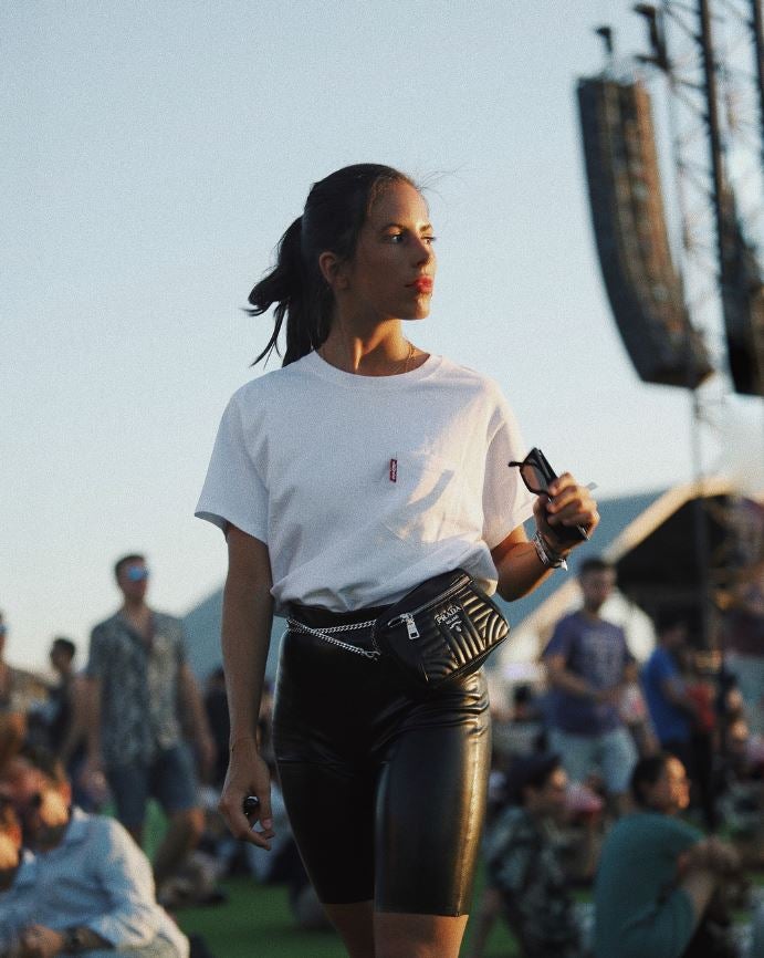 Nina Urgell: con cuero. Esos ciclistas efecto cuero no pueden ser más efectivos, sobre todo combinados con una simple camiseta. Es una actualización del look clásico del rock'n'roll, a lo Kardashian.