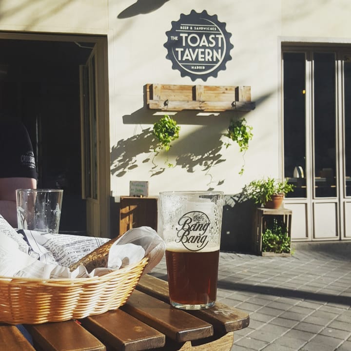 Craft beer y sándwiches caseros es lo que encontrarás en The Toast Tavern. Cuentan con 8 grifos de cerveza y está situada en pleno barrio de Chamberí. Una opción ideal para las noches de verano.Calle de Guzmán el Bueno, 34.