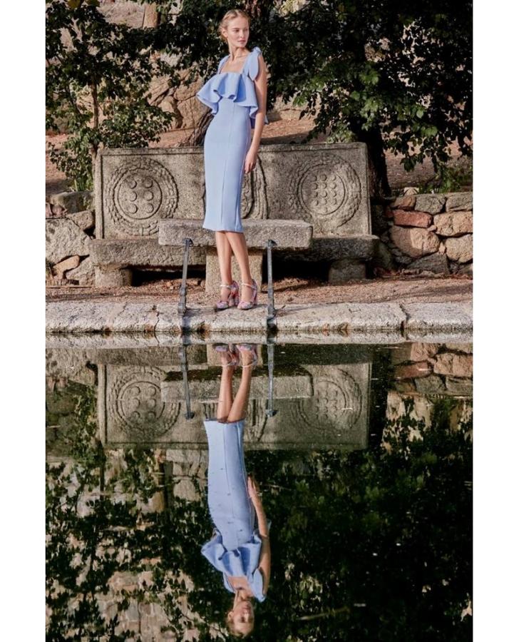 Este vestido de dolores promesa con palabra de honor con volante y escote costaba: 425,00 euros, ahora está a 170,00 euros.