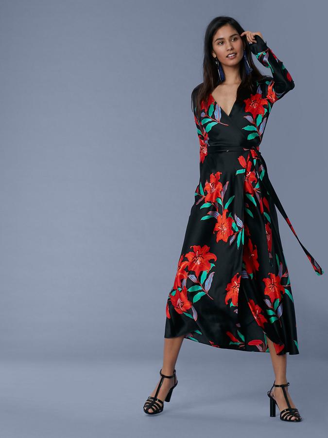 El lujo también puede ser asequible. Bueno un poco nada más, pero podemos aprovechar las rebajar. Este vestido costaba: 505 euros y ahora está a: 303 euros.