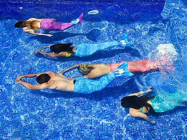 Ejercicios de fitness con cola de sirena en la piscina. Vídeo: Haz click en la imagen y sabrás cómo practicarlo