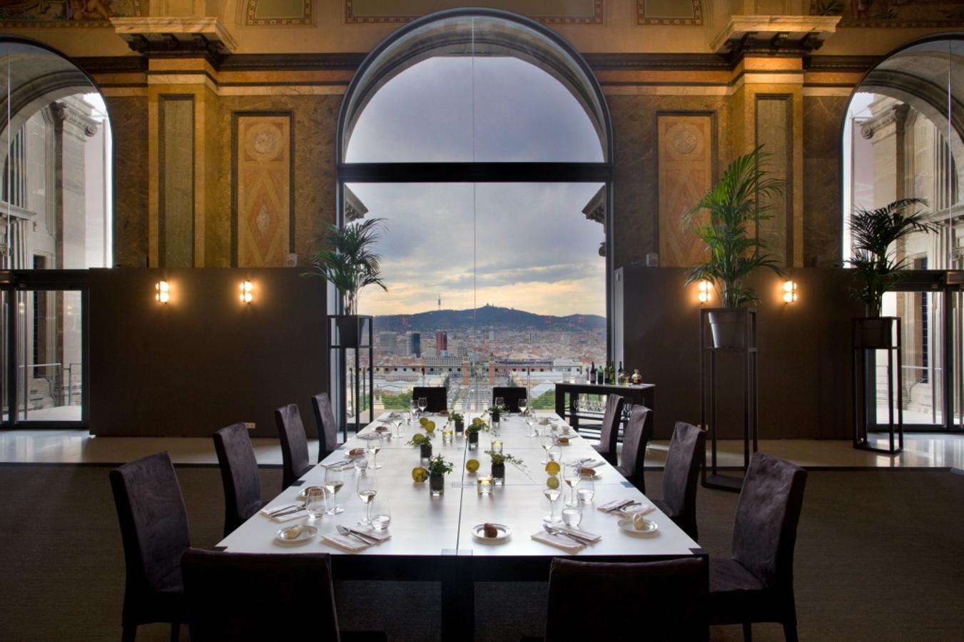El restaurante Òleum está situado en uno de los enclaves más imponentes de Barcelona, en el antiguo Salón del Trono del Palau Nacional, hoy Museu Nacional d’Art de Catalunya, desde donde nos brinda un entorno sofisticado, unas vistas inigualables la Ciudad Condal y una exquisita propuesta gastronómica de inspiración catalana y mediterránea elaborada con un toque de creatividad.