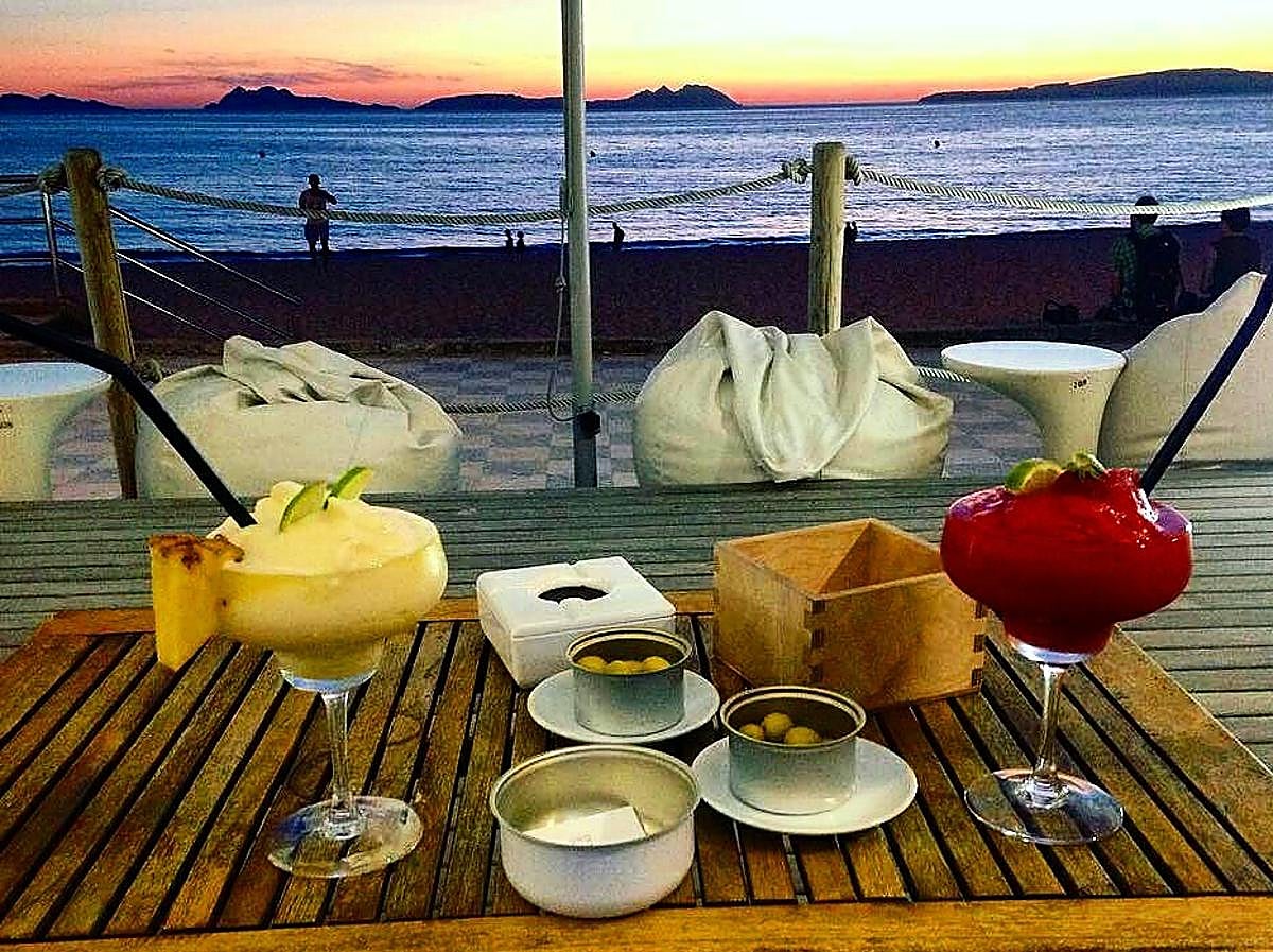 Puede que su carta no sea la mejor de Galicia (aunque ofrecen platos de inspiración 'mariñeira' fusionada con tradición japonesa), pero las vistas desde Samil de las Islas Cíes bien merece una escapada al atardecer al Marina Cíes Beach Club.