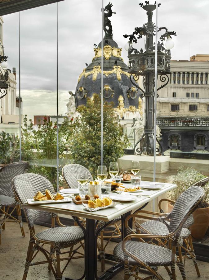 Con una localización envidiable, en pleno centro de la capital, el restaurante Ático del Hotel The Principal (Marqués de Valdeiglesias, 1) acoge la propuesta más natural e informal de Ramón Freixa (Chef 2 estrellas Michelin) con vistas a la Gran Vía, a la Plaza de Cibeles y al icónico edificio Metrópolis.Además, disfruta de un cóctel con vistas en la luminosa galería La Pérgola y no dejes de subir a la coqueta terraza panorámica, que con sus impactantes vistas 360º del skyline de la ciudad.