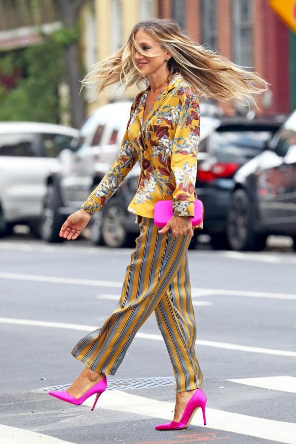 Sarah Jessica Parker contraviene en este look todas las normas del minimalismo que habitualmente defiendo, y mezcla en un conjunto pijamero (que ya de por sí es atrevido) rayas y flores, escotazo y dos colores tendencia muy potentes: el amarillo mostaza y el rosa flúor. Pero a pesar de ir en contra de todo, me fascina.