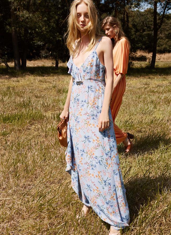 Este vestido con estampado floreado tiene un detalle de abertura lateral y volante delantero. Antes: 129 euros. Ahora. 90,30 euros.