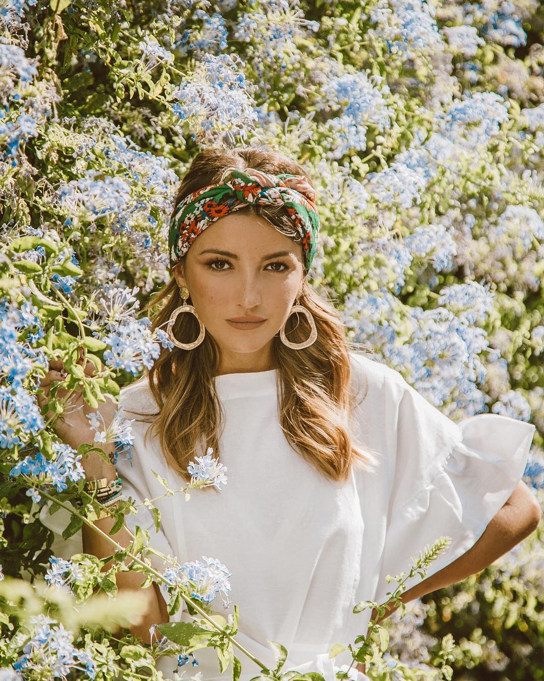 Imitación a turbante. Alexandra Pereira anuda un pañuelo como diadema y deja el nudo en la parte superior para lograr el efecto turbante, tan femenino.