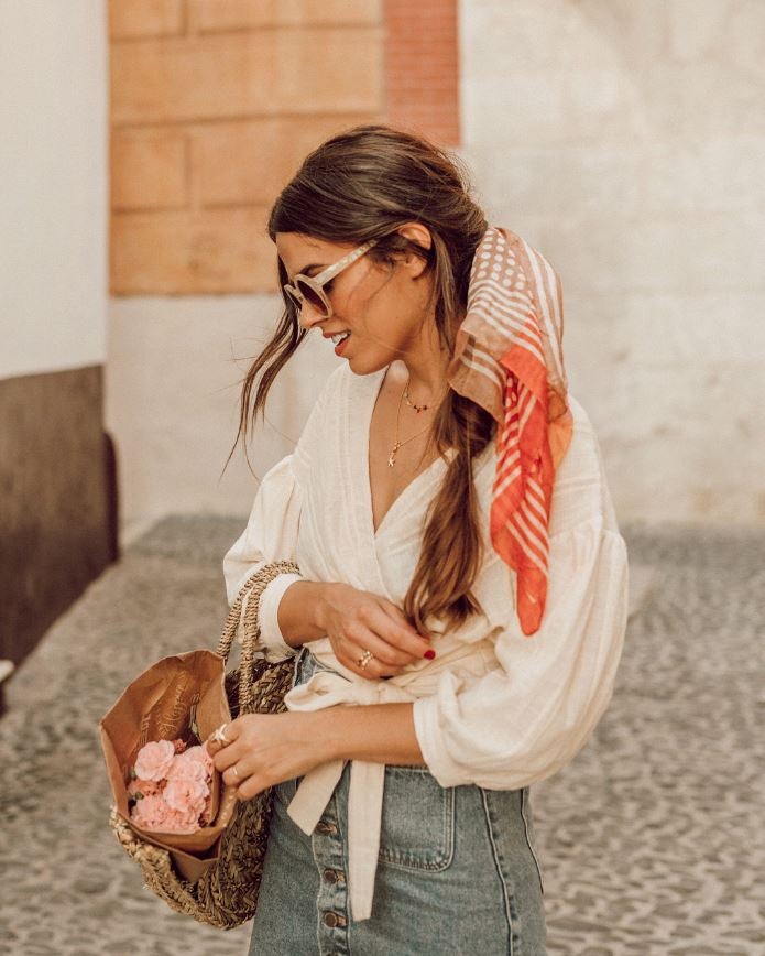 Pañuelo a lo grande. Si en vez de bandana optamos por un pañuelo, queda genial llevarlo como Jessie Kass: con un tamaño que se hace notar.