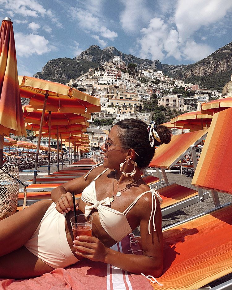 Moño alto. Paula Ordovás es experta en el uso del pañuelo: perfecto ocultando la goma de un moño alto.