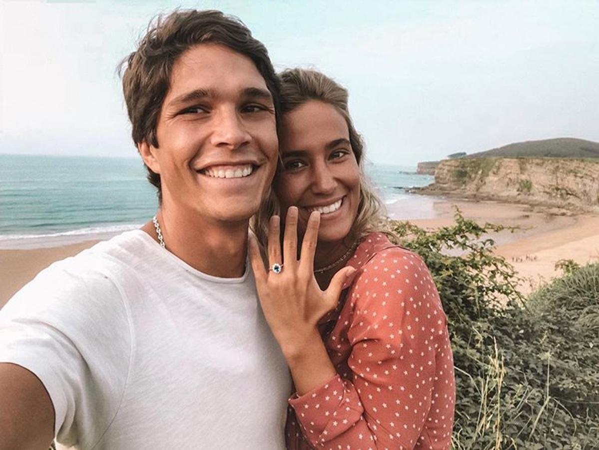 María Pombo ha anunciado su boda  con Pablo Castellano a través de su cuenta de Instagram con un mensaje de lo más romántico: "Es tu manera de hacerme grande, de admirarme, de protegerme y tus abrazos que rompen costillas pero que curan los males... Eso! Eso es lo mejor que podría pedir en 500 vidas. No seremos perfectos, pero quien me conoce, sabe que lo perfecto me aburre. Y son esas imperfecciones, esos buenos y malos momentos, los que me hacen darme cuenta de que el apoyo incondicional será tan fuerte como el primer día. Esa es la razón por la que formamos tan buen equipo. #ctycn CON TODO Y CON NADA , que eso somos nosotros, que ese eres tú, mi Pablis, mi bombón, y mi futuro marido. SI, SI y mil veces SI , que casarme contigo es la suerte de mi vida".