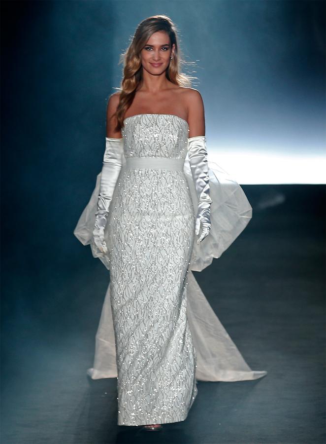 Sin embargo, aunque no sabemos mucho de  la futura boda de María Pombo , sí que hemos visto ya a la 'influencer' vestida de blanco, ya que participó en el desfile nupcial de Zé García. ¿Será este vestido de novia palabra de honor con detalles joya el que elija para dar el 'sí, quiero' a Pablo Castellano?