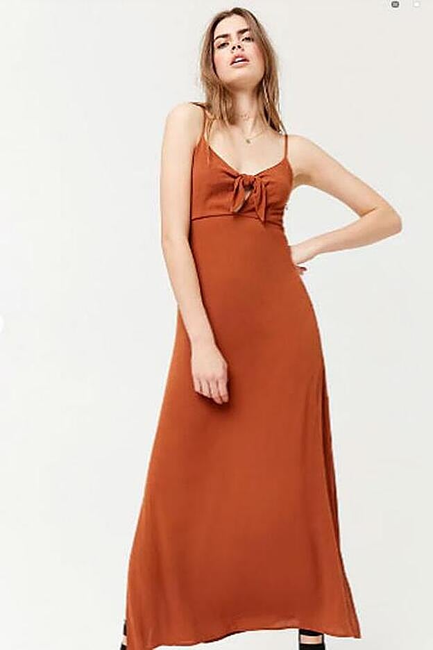 Vestido con maxi tirantes, detalle de nudo y de color cobre, 20 euros.