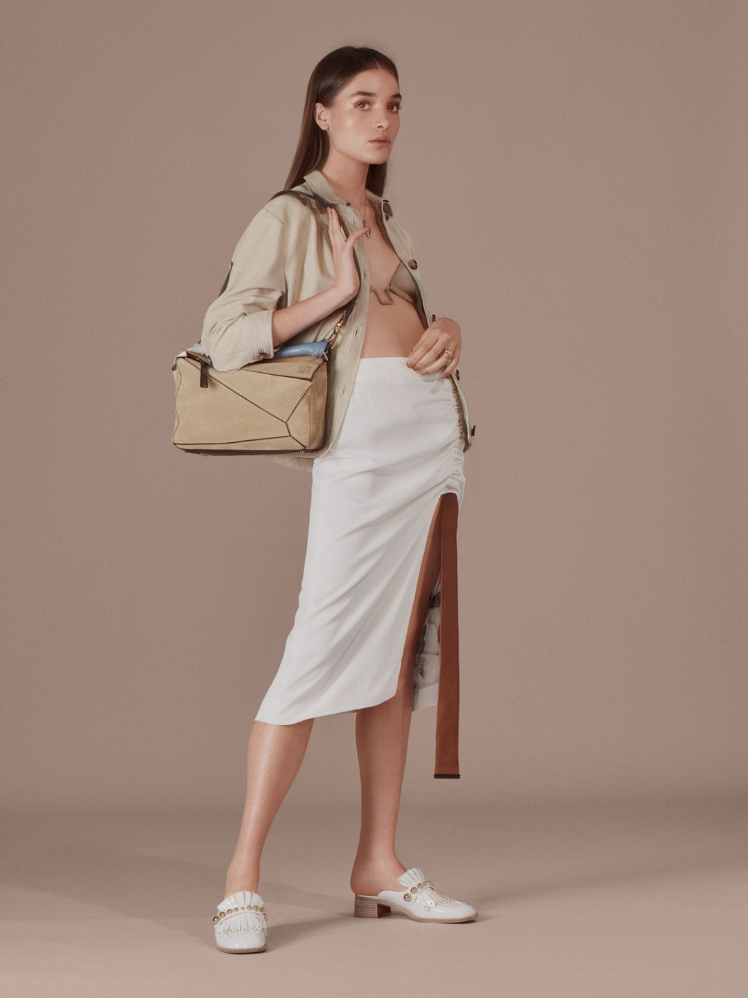 Camisa de ante, top y falda de Trussardi; bolso de Loewe y mocasines abiertos de Christian Loboutin. El colgante y el anillo los firma Suarez.