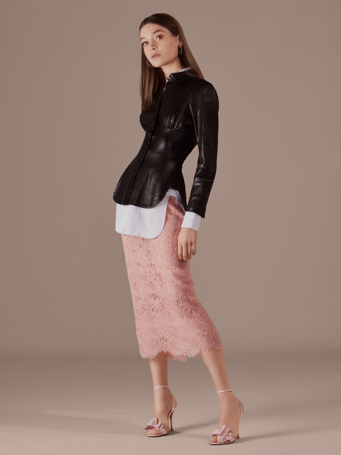 Camisa blanca, camisa de cuero con efecto corsé y falda de encaje, de Ermanno Scervino.Sandalias de Christian Louboutin. Pendientes y anillo de Cartier.