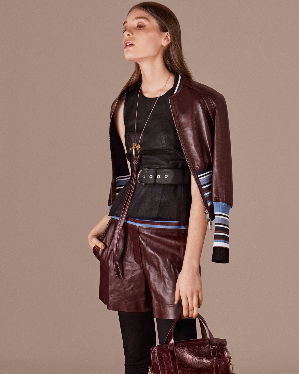 Bomber y short de Sportmax, top de cuero y bolso, de Uterqüe. Los leggings negros son de Desigual y el collar, de Loewe.