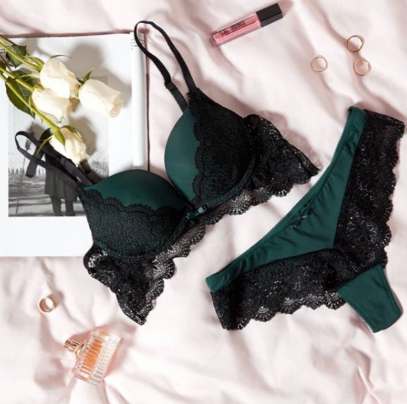 Este conjunto lencero nos parece lo más sexy del mundo. Puede ser tuyo por 16 euros.