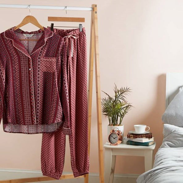 Vale que aún haga calor, pero tenemos tantas ganas de empezar a ponernos estos pijamas... Este en concreto ya lo tienes disponible por 17 euros.