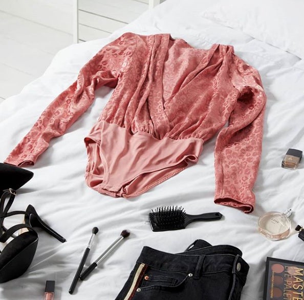 ¿Y qué nos dices de este body? ¡Qué bonito es! Nos parece ideal para conjuntar con unos pitillos. ¡Cuesta 15 euros!