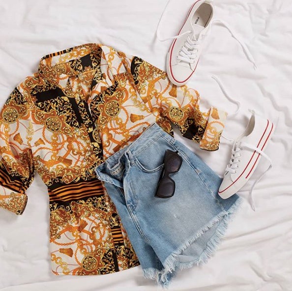 Nos hemos enamorado perdídamente de esta camisa que cuesta 13 euros. Los shorts denim son también de Primark y pueden ser tuyos por 15 euros.