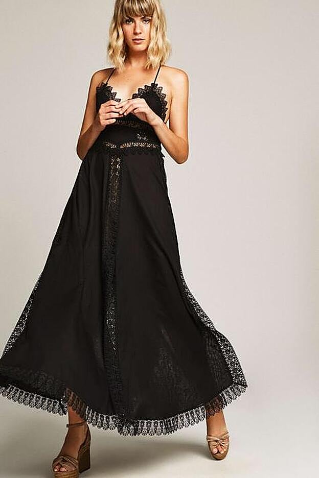 Vestido largo tipo ibicenco, con detalles de encaje y en color negro, 419 euros.