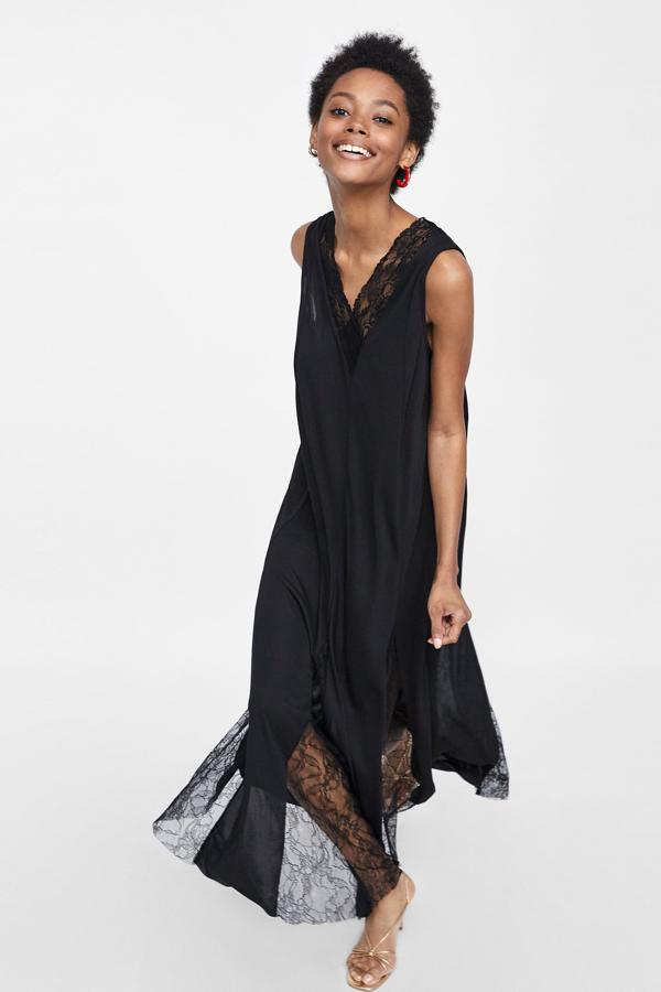 El estilo lencero sigue de moda una temporada más, y este vestido negro de Zara que combina satén y encaje nos parece una opción perfecta para tu próxima boda de noche este otoño. ¿Su precio? 29.95 euros.