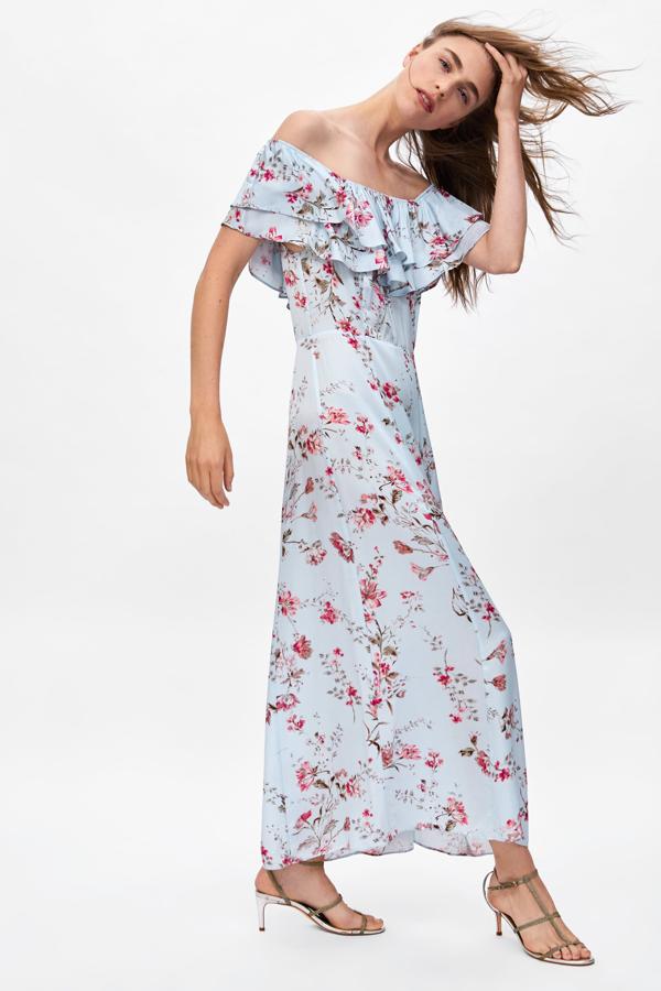 Los vestidos de flores son un acierto seguro para nuestros looks de invitada, y este modelo estampado de Zara es una opción muy románticoa y perfecta para nuestra próxima boda. Precio: 39.95 euros.