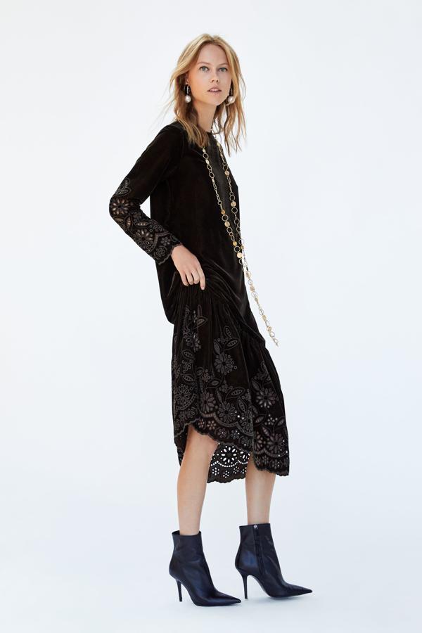 De nuevo, el negro nos conquista para un look de invitada con este diseño en terciopelo sobrio, pero muy elegante, que cuesta 49.95 euros en Zara.